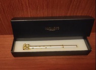 MIKIMOTO 口紅造型原子筆，飾有珍珠和泰迪熊（可折疊）
MIKIMOTO lipstick-styled ballpoint pen with Pearls & Teddy bear (fold