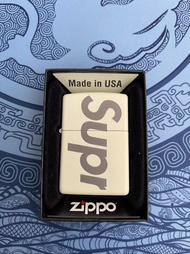 【全新行貨】Supreme x zippo 煤油打火機 聯名訂製款 實用夜光雕刻打火機 白色 通用