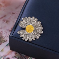 Kpop Idol G-DRAGON Brooch Daisy Design Brooches Pins