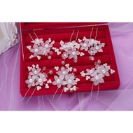 Beautiful sparkling crystal flower brooch. Price only c.80k10c