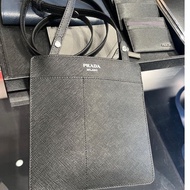 男生的帥包🏅9新✨輕鬆出門超方便的PRADA男包 手機包 斜背包 黑色防刮牛皮材質