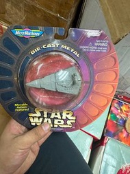 全新 1996 年由 Galoob 出品的《星際大戰》Micro Machines 帝國殲星艦（Imperial Star Destroyer）合金模型，採用經典的吊卡包裝