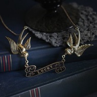 Defy 的帶有幸運絲帶項鍊的燕子。