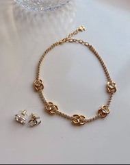 23P 23S 最新熱賣款 超難買爆款 專門店一出已賣斷貨 全新現貨 Chanel 淡金色水鑽CC LOGO 頸鏈 頸鍊 CHOKER + 耳環 Earrings GOLD JENNIE 同款 (附專