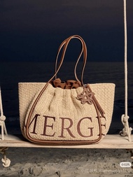 ประเทศไทย MERGE กระเป๋าสานจากฟางความจุใหญ่ 2025 กระเป๋าชายหาดอักษรใหม่แฟชั่น กระเป๋าสะพายข้างแบบเดีย