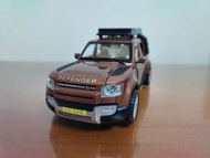 全新盒裝~1:28 ~路虎 衛士  LAND ROVER 可開門 棕色 聲光合金模型車