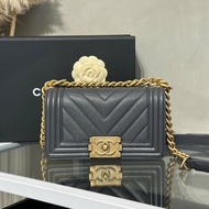 CHANEL Boy20 V紋粒面牛皮口蓋包 - 鐵灰金