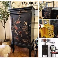 美式複古彩繪珠寶首飾櫃 人工手繪珠寶櫃 花鳥花繪首飾櫃 珠寶櫃。呎吋：50*38*105。新古典耆華描金花鳥圖案～精緻華麗～設計復古大方～實用又大方～