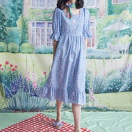 Colourtales Daisy Dress - Tiny Field: Neon Blue | เดรสแขนพอง ผ้าคอตตอนพิมพ์ลายดอกไม้ ปักดอกเดซี่