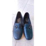 Liquidation of black shoes size 240