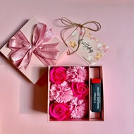 Gift Box (Including gift box size 14x14x7, wax flowers, straw lining + 01 GENUINE LIPSTICK)
