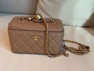 CHANEL 22B vanity case 金球 金波 手柄 手提 長盒子 handle 奶茶色 米色