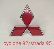 Mr.Auto โลโก้ หน้ากระจัง มิตซูบิชิ ไซโคลน ปี 1992 /สตราด้า ปี 1995 **ได้รับสินค้า 1 ชิ้น ** โลโก้หน้