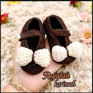 Cute, beautiful, hand-knitted baby girl shoes with knitted ribbon decoration baby girl shoes baby gi