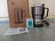 不銹鋼磨粉機。粉碎機。研磨機。藥材粉碎機。打粉機。打咖啡豆機。GRINDER。高約20CM。全新有盒 100% new with box。有說明書。無保養。內地2腳插。盒微爛。紙巾做比例。不議價。不交