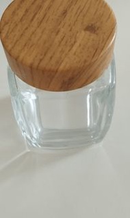 木製瓶蓋的透明方形玻璃密封罐
