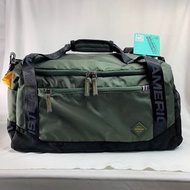 AT美國旅行者COREY 旅行袋 設計亮眼有型，使用輕量材質，相當適合日常使用OZ0*14001深綠色$2280