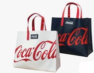 กระเป๋าผ้าใบโค้ก กระเป๋าผ้าใบ พิมพ์ลาย Coca-Cola ขนาด 13 x 6.3 x 11 นิ้ว