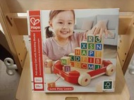 【德國Hape】拖拉字母積木遊戲車 學齡前 早教玩具 兒童安全玩具 小朋友玩具 益智玩具