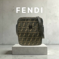🫅女神購物節狂降（原$13800）‼️只到3/15⏰㊣✨FENDI✨芬迪 FF 老花 皮革 直立 收納包 相機包 肩背包 斜背包/雙F/二手包/二手精品/保證正品