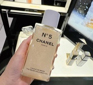 Chanel N°5 The Beige Gold Body Oil. เป็นออยล์บำรุงผิวแบบชิมเมอร์ที่ช่วยเพิ่มความเปล่งประกายให้กับผิว