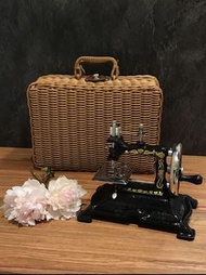 古董手搖衣車（縫紉機）98%新淨
