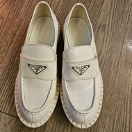 Prada 白色厚底樂福鞋