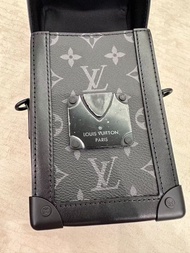 LV Monogram Eclipse Vertical Trunk硬箱直立手機袋