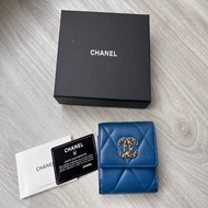 超美 霧霾藍CHANEL AP2809 19系列 藍色 金扣 翻蓋 3折短夾 *85成新*203173 這個買近五萬 割愛22800🤍🤍尺寸10.5 x11.5x3Cm 有防塵袋 盒子 保卡 🤎🤎🤎 正常使用痕跡都有拍出來 高標繞道 #這個顏色買不到了