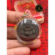 蜘蛛皇圣僧 龙普素帕 善迦财佛【背面为招财蜘蛛】佛历2552 龙普素帕是泰国九大圣僧之一龙普蜀的入室弟子，泰国唯一公认独门蜘蛛法术高僧