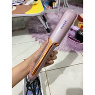 Aiueo hair straightener