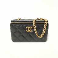 CHANEL 22K長盒子化妝包無鏡子17黑色羊皮鐳射標金扣金柱調節扣鏈條肩背包
