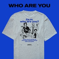 UNUSUAL MUSHROOM WHO ARE YOU GREY TEE - เสื้อยืดลายกราฟฟิค