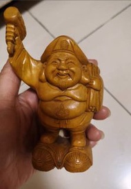退休清貨 結緣超值價日本老店收藏
老黃楊木雕大黑天財神，純手工雕刻，開臉精致，雕工細膩。尺寸大約15厘米高，做工講究，木質密度大，手感沉重。