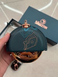 The Singleton蘇格登限量版隨身酒壺｜全新帶原裝禮盒 綠色皮殼玫瑰金裝飾 橙色菱格紋設計 附肩帶收納袋 高端送禮