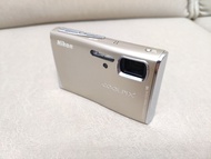 Nikon Coolpix S52 新淨金色 尼康 CCD相機 咭片機 數碼相機 Gold Travel CCD Camera 等效38–114mm 潛望式鏡頭 超輕薄機身 波浪形設計 簡單易用 旅行