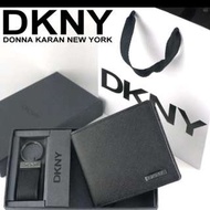 【新貨入荷】美國原裝 DKNY 正品防刮防潑水短皮夾+鑰匙圈超值禮盒組(附DKNY提袋)