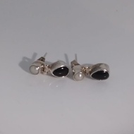 Anting batu hitam