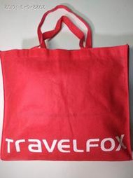 TRAVEL FOX 手提袋      紅色不織布有側邊與底部      36cmx31.5cm