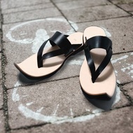 真皮鞋，夾趾，黑鞋頭，自然色鞋底。