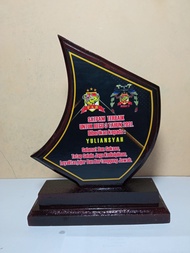 Piala Vandel Kayu Asli Plakat Piagam Suvenir Magang Wisuda Pembicara