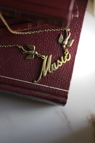 帶燕子的音樂字體項鍊。