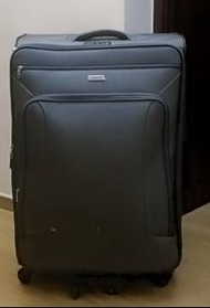 Elle 28″ Black Suitcase 黑色行李箱