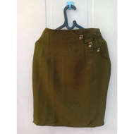 Brown above-the-knee skirt for teenagers