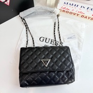 Guess guess giully quilted flap crossbody อุปกรณ์ ป้าย  ถุงผ้า  ขนาด 9 นิ้ว สูง 7 นิ้ว  ราคา 789 บาท