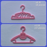 20個塑膠玩具衣架 (可掛barbie, licca, Blythe…等等公仔衫) 20 Pieces Plastic Doll Clothes Hangers for barbie, licca, 
