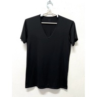 ANN5839: UNIQLO AIRISM men L size v neck black  inner shirt
