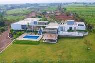 Open House by StayVista - Nestled in nature, featuring a Swimming pool &amp; Expansive lawn for a serene