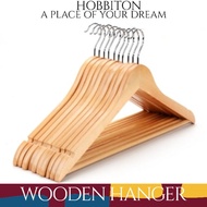 READY STOCK HOBBITON BRAND WOODEN HANGER CLOTHES ORGANIZATION(1pcs) PENYANGKUT KAYU 木衣架