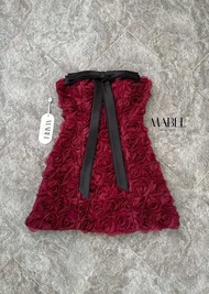 ป้าย Nabi  เดรสเกาะอกสีแดง Red Wine ผ้ากุหลาบ3D ทรงA มีโบว์ยาวสีดำติดที่อก อย่างแซ่บ งานซิบหลัง มีซั